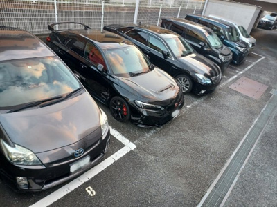 【駐車場】 | ダイヤモンドマンション愛甲石田 | 車一台あたりに必要なスペースは、標準サイズの普通自動車で横幅2m50cm、長さ5mは必要になります。ただし、乗降のことも考慮して横幅3m30cm、長さ5m50cmほどは確保できるところを選びましょう。