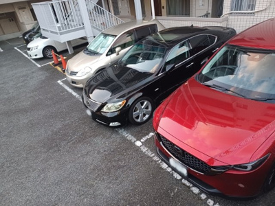 【駐車場】 | ダイヤモンドマンション愛甲石田 | 駐車場と明記されていても、最小スペースでつくられた駐車場だと大型車は駐車できなかったり、出入りしにくくなったりする可能性があります。お車のサイズと購入したい物件の駐車場のサイズを現地で確認しましょう。