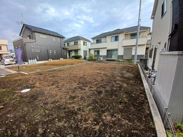 【外観】 | 家を建てる場合、方位は要チェックです。現実的に日当たりのよい家ならばリビングは南側、建築基準法でも北側に当たる家への配慮は求められています。土地を見学に行く際は、方位磁針を持って行くようにしましょう。