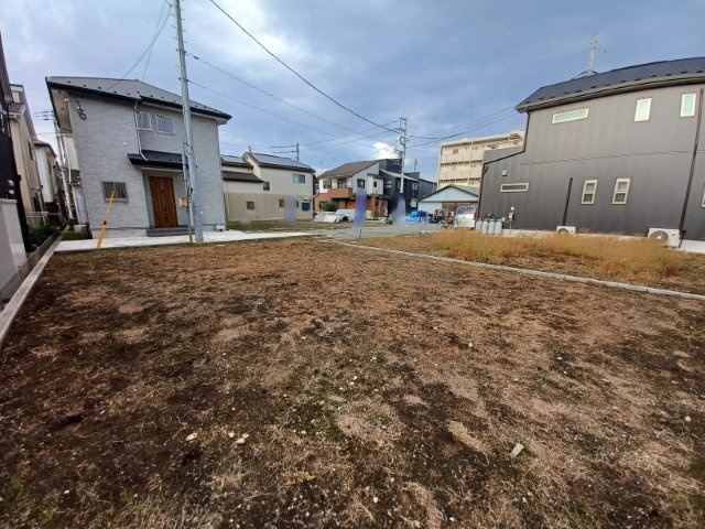 【外観】 | 土地を買う際、住む地域の自治体や福祉の補助制度にも注目してみましょう。子供や老人の医療補助やゴミ出しのルールなど、自治体によってルールに大きな違いがあるため、暮らしやすい土地で判断するとよいでしょう。