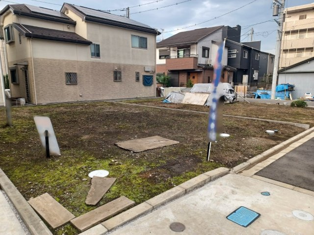【外観】 | 現地に行くなら、物件の周囲の地形がどうなっているかを見ることも大切です。周辺より低くなっている土地では、大雨などで水が集まりやすいため、地盤が弱くなっているということも考えられるため、注意が必要です。