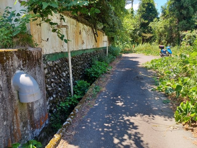 【前面道路含む現地写真】 | 住宅用の土地では前面道路に2m以上接していなければならないと法律で定められています。しかし、お持ちの車のサイズやライフスタイルなどにより、2mでは利便が悪い場合もございますので、事前に確認しましょう。
