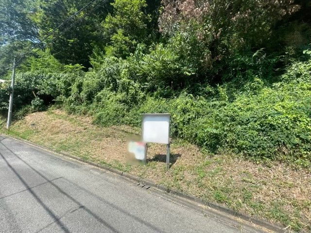 【外観】 | 土地の形が極端に長細かったり、狭小地、あるいは道路との高低差がある傾斜地だった場合、後々売ろうとしても買い手がつかない場合もあります。後々、売却することになった時に価値の下がらない土地を選びましょう。