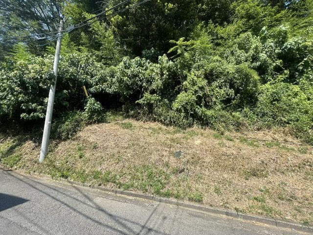 【外観】 | 土地を買う際、住む地域の自治体や福祉の補助制度にも注目してみましょう。子供や老人の医療補助やゴミ出しのルールなど、自治体によってルールに大きな違いがあるため、暮らしやすい土地で判断するとよいでしょう。