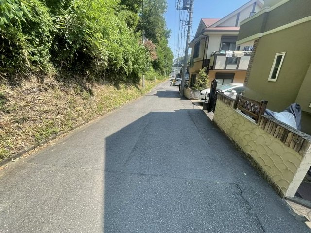 【前面道路含む現地写真】 | お持ちの車種によっては前面道路が広い方が便利でしょう。しかし、前面道路が広ければその分交通量が多くなるため、騒音などが気になる場合があります。実際に現地を見学し、周辺交通量や騒音などを確認しましょう！