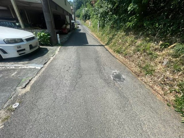 【前面道路含む現地写真】 | 住宅用の土地では前面道路に2m以上接していなければならないと法律で定められています。しかし、お持ちの車のサイズやライフスタイルなどにより、2mでは利便が悪い場合もございますので、事前に確認しましょう。