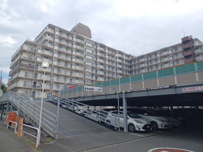 【駐車場】 | ゾンネンハイム第一南林間 | 車一台あたりに必要なスペースは、標準サイズの普通自動車で横幅2m50cm、長さ5mは必要になります。ただし、乗降のことも考慮して横幅3m30cm、長さ5m50cmほどは確保できるところを選びましょう。