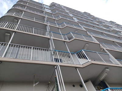 【バルコニー】 | ゾンネンハイム第一南林間 | 一般的なバルコニーは、奥行1.5ｍ程ですが、ワイルドバルコニーは2ｍまで広がっています。そのため洗濯物の間隔をあけ干すことができ、乾きやすいというメリットや、ガーデニングが楽しめる等の特徴があります。