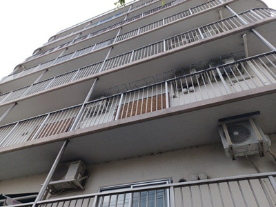 【バルコニー】 | ゾンネンハイム第一南林間 | 両面バルコニーは、バルコニーそのものの機能というよりかは設置の仕方による名称です。複数のバルコニーを東西や南東などの相対する場所に設置することで、通風や採光が確保しやすくなるというメリットがあります。