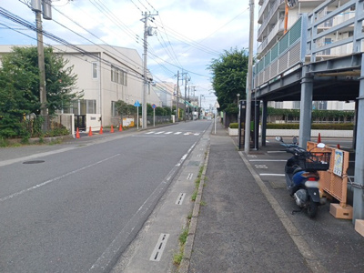 【現況写真】 | ゾンネンハイム第一南林間 | お持ちの車種によっては前面道路が広い方が便利でしょう。しかし、前面道路が広ければその分交通量が多くなるため、騒音などが気になる場合があります。実際に現地を見学し、周辺交通量や騒音などを確認しましょう！