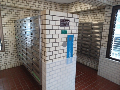 【設備】 | ゾンネンハイム第一南林間 | エントランス付近に設置されている集合ポストは、住んでいる部屋と離れているため、ポストをあさるなど誰かに何かされていても被害に気づきにくいです。入居する時には他人に特定されにくい番号で鍵をかけましょう！