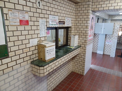 【受付】 | ゾンネンハイム第一南林間 | 管理人やマンションコンシェルジュは住民が安心して快適に暮らせるように管理やサポートをします。受付があることで犯罪防止にもなりますし、点検・清掃なども行ってくれるため、マンションを綺麗に保ってくれます。