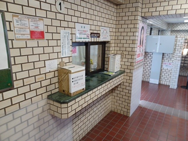 【受付】 | ゾンネンハイム第一南林間 | 管理人やマンションコンシェルジュは住民が安心して快適に暮らせるように管理やサポートをします。受付があることで犯罪防止にもなりますし、点検・清掃なども行ってくれるため、マンションを綺麗に保ってくれます。