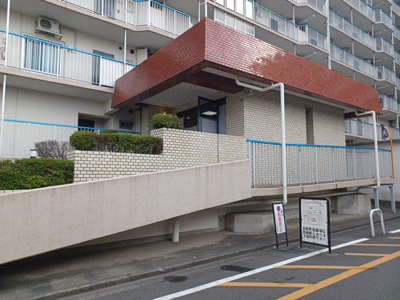 【外観】 | ゾンネンハイム第一南林間 | 外観はマンション管理がされているかの目安になります。築年数が古いと、壁面は劣化してひび割れが生じることも！建物が古びていても細かいところが修繕されていると、きちんと管理されているなぁと感じるでしょう。