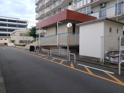 【エントランス】 | ゾンネンハイム第一南林間 | マンションのエントランスには、もともと風よけや防犯の役割がありますが、マンションによって宅配ボックスなどの設備が備わっている所もあります。日々の生活をイメージしながら生活しやすさをチェックしましょう。