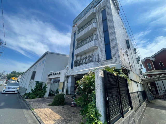 【外観】 | 家を建てる前提で土地を探している場合、地盤の丈夫さは譲れない条件の一つです。地盤が脆弱だと追加工事が必要となります。また、過去に地盤沈下や液状化現象を起こした土地は、できるだけ避けた方がいいでしょう。