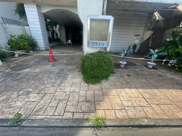 【外観】 | 土地の形が極端に長細かったり、狭小地、あるいは道路との高低差がある傾斜地だった場合、後々売ろうとしても買い手がつかない場合もあります。後々、売却することになった時に価値の下がらない土地を選びましょう。