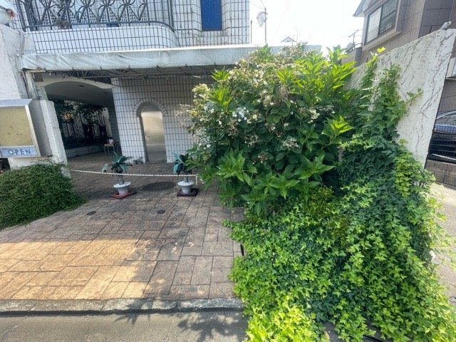 【外観】 | 土地の面積＝住宅面積ではありません。建ぺい率の問題などで、土地のある場所によって住宅を建てられる面積は限られています。高さもしかり、「土地」という言葉の中には、建築条件も含まれると考えておきましょう。