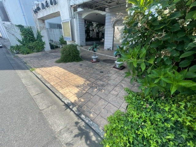 【外観】 | 家を建てる場合、方位は要チェックです。現実的に日当たりのよい家ならばリビングは南側、建築基準法でも北側に当たる家への配慮は求められています。土地を見学に行く際は、方位磁針を持って行くようにしましょう。