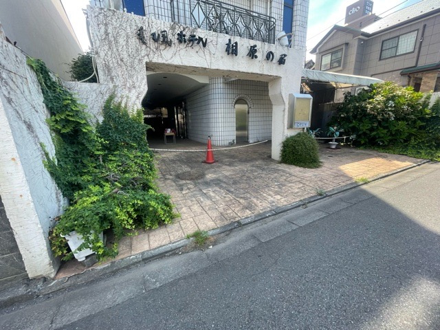 【外観】 | 土地を買う際、住む地域の自治体や福祉の補助制度にも注目してみましょう。子供や老人の医療補助やゴミ出しのルールなど、自治体によってルールに大きな違いがあるため、暮らしやすい土地で判断するとよいでしょう。