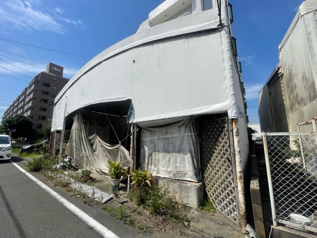 【外観】 | 土地の前の道路に消火栓が設置されていることがあります。この場合、道路交通法第45条第1項により、駐車禁止の場所が指定されています。そのため、車庫などの駐車スペースをつくることができない場合があります。