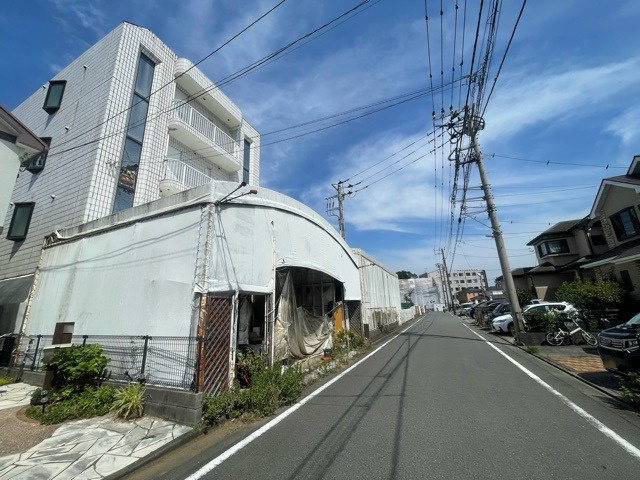 【前面道路含む現地写真】 | お持ちの車種によっては前面道路が広い方が便利でしょう。しかし、前面道路が広ければその分交通量が多くなるため、騒音などが気になる場合があります。実際に現地を見学し、周辺交通量や騒音などを確認しましょう！