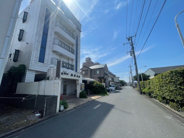 【前面道路含む現地写真】 | 住宅用の土地では前面道路に2m以上接していなければならないと法律で定められています。しかし、お持ちの車のサイズやライフスタイルなどにより、2mでは利便が悪い場合もございますので、事前に確認しましょう。