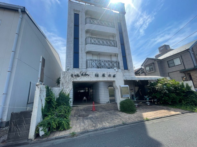 【外観】 | 現地に行くなら、物件の周囲の地形がどうなっているかを見ることも大切です。周辺より低くなっている土地では、大雨などで水が集まりやすいため、地盤が弱くなっているということも考えられるため、注意が必要です。