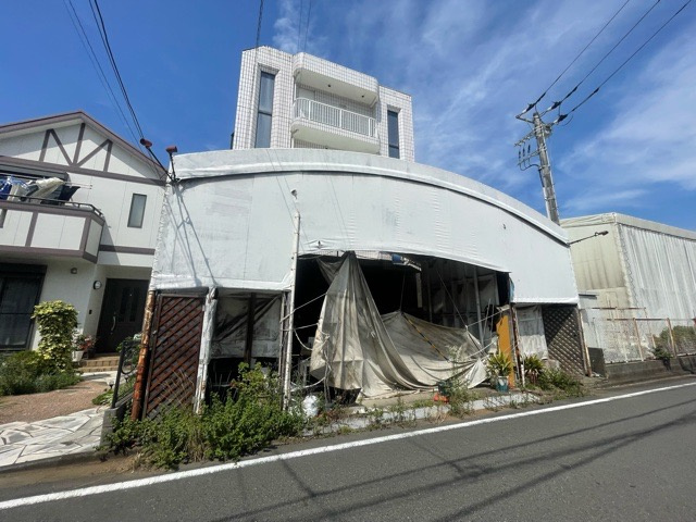 【外観】 | 隣家の土地はどうなっているのか、生活利便施設が近くにあるのか、学校まで近いかなど、お客様のライフスタイルにあわせたイメージが重要です。また、近くにあると困る施設が近くにないかも確認するといいでしょう。