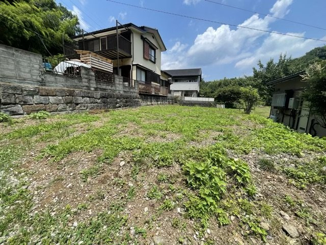 【外観】 | 家を建てる前提で土地を探している場合、地盤の丈夫さは譲れない条件の一つです。地盤が脆弱だと追加工事が必要となります。また、過去に地盤沈下や液状化現象を起こした土地は、できるだけ避けた方がいいでしょう。