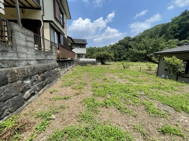 【外観】 | 家を建てる場合、方位は要チェックです。現実的に日当たりのよい家ならばリビングは南側、建築基準法でも北側に当たる家への配慮は求められています。土地を見学に行く際は、方位磁針を持って行くようにしましょう。