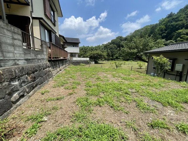 【外観】 | 土地を買う際、住む地域の自治体や福祉の補助制度にも注目してみましょう。子供や老人の医療補助やゴミ出しのルールなど、自治体によってルールに大きな違いがあるため、暮らしやすい土地で判断するとよいでしょう。