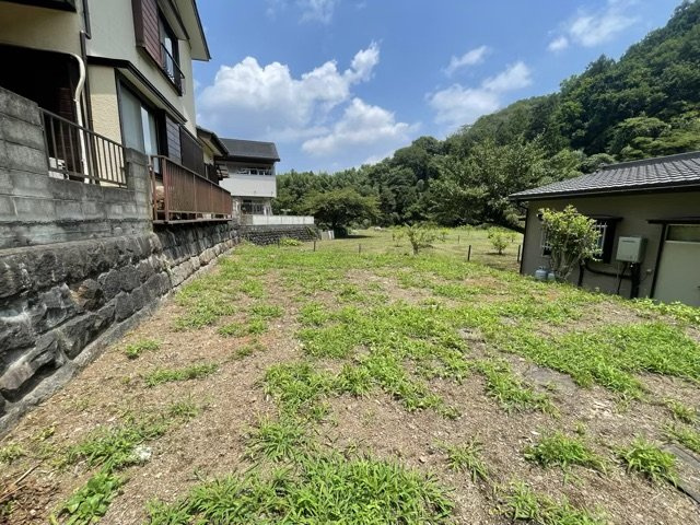 【外観】 | 土地の前の道路に消火栓が設置されていることがあります。この場合、道路交通法第45条第1項により、駐車禁止の場所が指定されています。そのため、車庫などの駐車スペースをつくることができない場合があります。