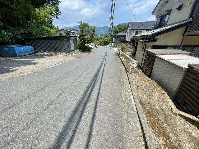 【前面道路含む現地写真】 | お持ちの車種によっては前面道路が広い方が便利でしょう。しかし、前面道路が広ければその分交通量が多くなるため、騒音などが気になる場合があります。実際に現地を見学し、周辺交通量や騒音などを確認しましょう！