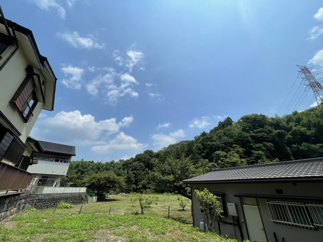 【展望】 | 土地の地勢が高台の場合、景色が綺麗にみることができ、景色にこだわってお家探ししている方におすすめです！また平坦地よりも風通しがいいというメリットがあります。デメリットもあるので是非現地でご確認下さい。