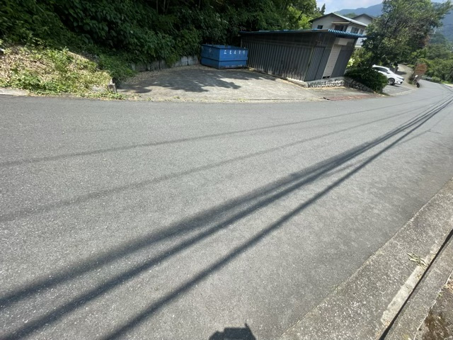 【前面道路含む現地写真】 | 住宅用の土地では前面道路に2m以上接していなければならないと法律で定められています。しかし、お持ちの車のサイズやライフスタイルなどにより、2mでは利便が悪い場合もございますので、事前に確認しましょう。