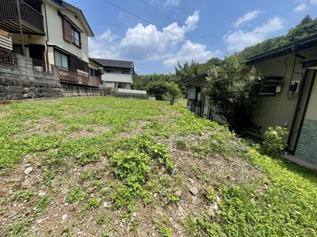 【外観】 | 現地に行くなら、物件の周囲の地形がどうなっているかを見ることも大切です。周辺より低くなっている土地では、大雨などで水が集まりやすいため、地盤が弱くなっているということも考えられるため、注意が必要です。