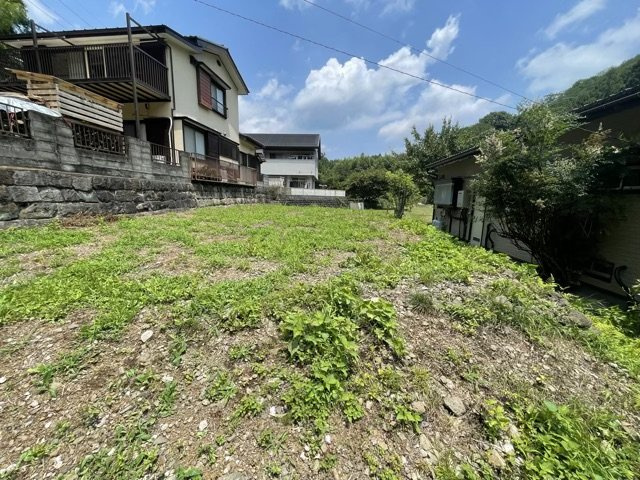 【外観】 | 隣家の土地はどうなっているのか、生活利便施設が近くにあるのか、学校まで近いかなど、お客様のライフスタイルにあわせたイメージが重要です。また、近くにあると困る施設が近くにないかも確認するといいでしょう。