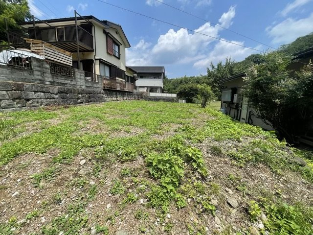 【外観】 | 土地購入を検討されている場合、境界杭がない状態で購入してしまうと境界確定測量をする必要があり、費用がかかります。購入の前に、売主、隣土地所有者立ち合いのもと境界を確定し境界杭を設置するのがベストです。