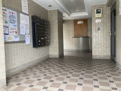 【受付】 | ヴィラ相武台 | 受付はマンションコンシェルジュがいる場合もあれば、管理人が滞在する小部屋を総称して呼ぶことがあります。主にエントランスに設置されていることから、防犯面でも期待ができます。防犯設備がない場合はより安心！