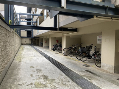 【駐輪場】 | ヴィラ相武台 | マンションの駐輪場は、事前に空きがあるか確認を取ると安心です。せっかく入居したのに駐輪スペースがない！なんてことになったら大変ですよね。そこで、内見時や購入前にはまず事前に確認しておくと良いでしょう。