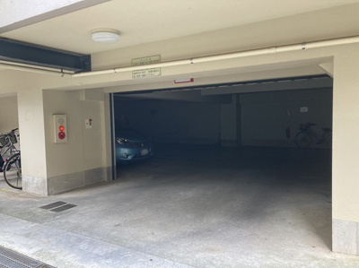 【駐車場】 | ヴィラ相武台 | 駐車場と明記されていても、最小スペースでつくられた駐車場だと大型車は駐車できなかったり、出入りしにくくなったりする可能性があります。お車のサイズと購入したい物件の駐車場のサイズを現地で確認しましょう。