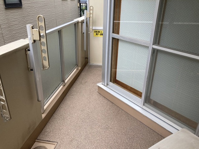【バルコニー】 | ヴィラ相武台 | バルコニーは、室外の専用スペースのうち、「屋根がなく開放された空間」であるものを指します。ベランダより広いタイプのものが多く、日当たりもよいため家庭菜園などを楽しみたい人にとって適した環境となります。