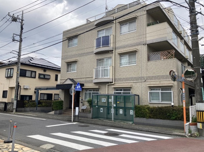 【現況写真】 | ヴィラ相武台 | お持ちの車種によっては前面道路が広い方が便利でしょう。しかし、前面道路が広ければその分交通量が多くなるため、騒音などが気になる場合があります。実際に現地を見学し、周辺交通量や騒音などを確認しましょう！