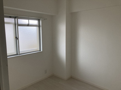 【寝室】 | ヴィラ相武台 | 寝室でゆっくりと過ごすためにはベッド周りの適度な空間を担保することや窓の位置、照明の明るさ、寝室の広さなどを考える必要があります。自身や家族の構成とライフスタイルに併せて寝室にする部屋を選びましょう！