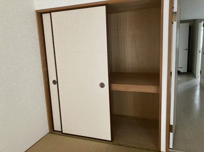 【収納】 | ヴィラ相武台 | デザイン性を重視しすぎて収納が少なかった！なんてことにならないため、事前に現地で収納の数を確認しておくことをお勧めします。クローゼット以外にも床下収納や屋根裏収納、パントリーなどもチェックしましょう。