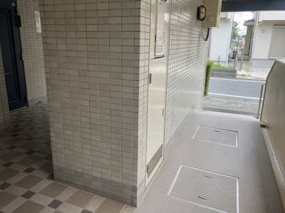 【ロビー】 | ヴィラ相武台 | ロビーというと、エントランスと何がちがうの？と思いますよね。実はロビーとエントランスには明確な決まりはありません。物件によっては、エントランスを入って広がるある程度の広さのある空間がロビーとなります。