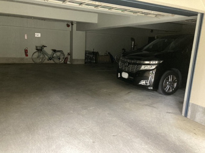 【駐車場】 | ヴィラ相武台 | 車一台あたりに必要なスペースは、標準サイズの普通自動車で横幅2m50cm、長さ5mは必要になります。ただし、乗降のことも考慮して横幅3m30cm、長さ5m50cmほどは確保できるところを選びましょう。