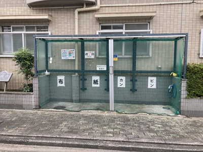 【その他共用部分】 | ヴィラ相武台 | 共有部分は、住民なら誰もが使える設備のこと。例えば駐車場やエレベーター、インターネット設備、セキュリティ設備などがあります。他にも、マンションの廊下・外部階段やエントランス・ゴミ置き場などがあります。