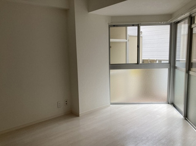 【居間・リビング】 | ヴィラ相武台 | 直線タイプはLとDKを一直線に並べた形で対面キッチンのタイプです。一般的なのでよく見かけるかもしれません。直線タイプに似た直接アイランドタイプは、キッチンとダイニングの間に壁がない分広く感じられます。